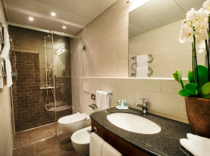 International au Lac Historic Lakeside Hotel