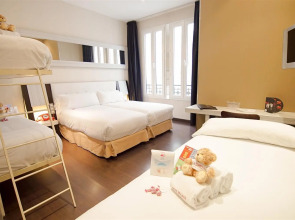 Отель Petit Palace Triball