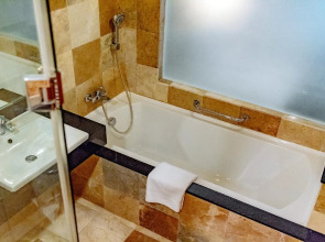 Crown Regency Courtyard Resort