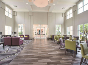 La Quinta Inn & Suites by Wyndham Plantation at SW 6th St