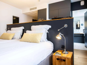 Best Western Plus Suitcase Paris La Defense