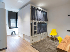 Airhostel Barcelona Airport 24h