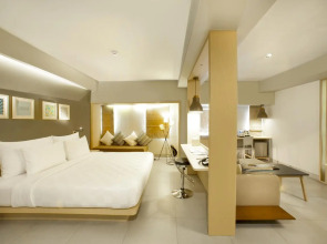 Отель Sevn Legian