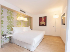 Отель Occidental Praha Five