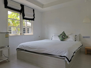 1715 House - White Rhino