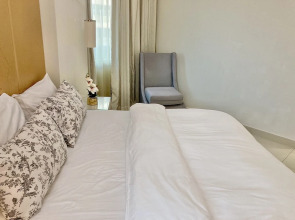 SuperHost - High-rise Chic Apt With Incredible Skyline Views