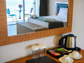 Aurasia SeaSide Hotel