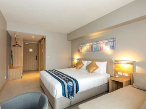 Отель Journeyhub Phuket Patong