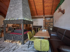 Апартаменты в отеле Red Wood (Ред Вуд)