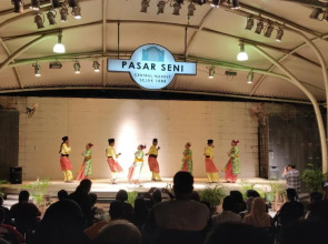 SPOT ON 90236 Zigzag Travellers Home - Hostel