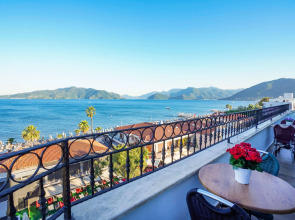 Aurasia SeaSide Hotel