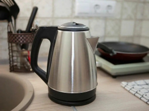 Диван и чемодан на улице Сибиряков-Гвардейцев