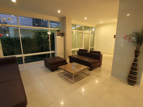 The Royal Bee Apart Hotel