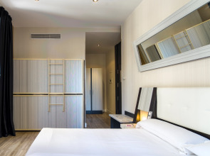 Отель Petit Palace Triball