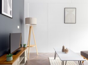 Luminous 2 Bed Balcony Flat in Islington