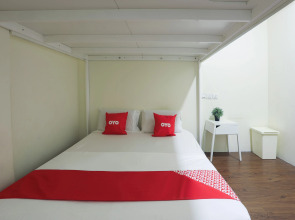 SPOT ON 90236 Zigzag Travellers Home - Hostel