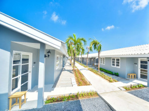 1715 House - White Rhino