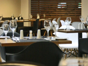 Отель Amphitryon City