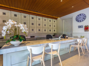 Alron Hotel Kuta Powered by Archipelago