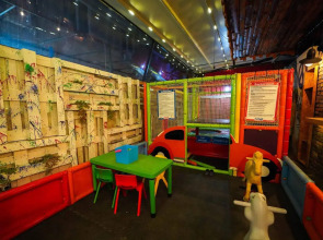 Voswos Garage Coffee & Hotel