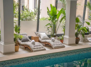 Queen's Court Hotel & Residence