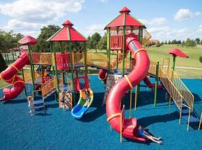 2 BR con patio por el centro comercial