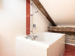 Отель Meriton Old Town Garden