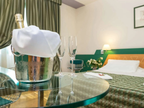 West Point Airport Hotel