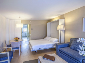 Отель Los Amigos Beach Club