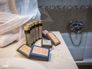 Queen's Court Hotel & Residence