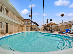 Super 8 by Wyndham Los Angeles-Culver City Area