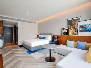 Отель The WB Abu Dhabi, Curio Collection by Hilton