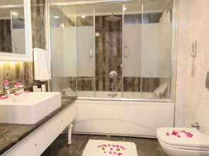 Sherwood Exclusive Lara