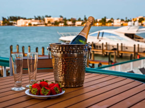 Palm Tree Club Miami Hotel