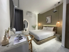 Kin Wander Tan Phong, The Moonage