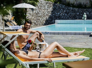 International au Lac Historic Lakeside Hotel