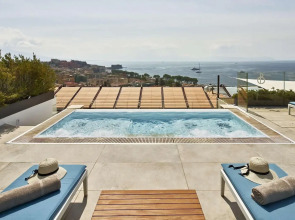 De Bonart Naples, Curio Collection by Hilton