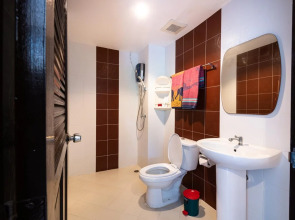 Baan Yuyen Karon Guesthouse