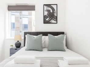 Luminous 2 Bed Balcony Flat in Islington