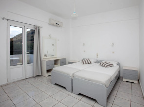 Iraklis Studios & Apartments