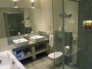 Whale Rock Luxury Lodge