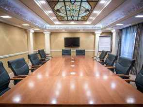 Queen's Court Hotel & Residence