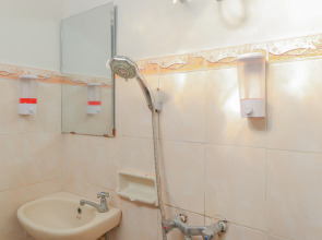 OYO 1111 Pasar Baru Inn