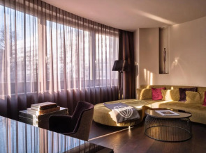 Roomers Frankfurt Central, Autograph Collection