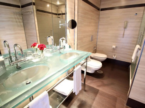 Hotel Maydrit Airport