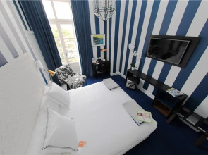 Отель Room Mate Valeria