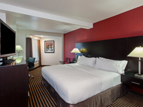 Holiday Inn Express & Suites Hollywood Walk Of Fame