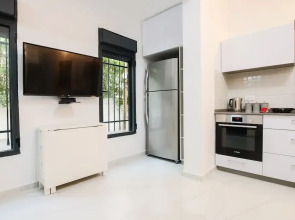 1 BR with Patio in City Center by FeelHome