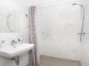 Elisabeth Downtown Apartments by UrbanRent