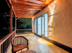 Pini Sentana Village